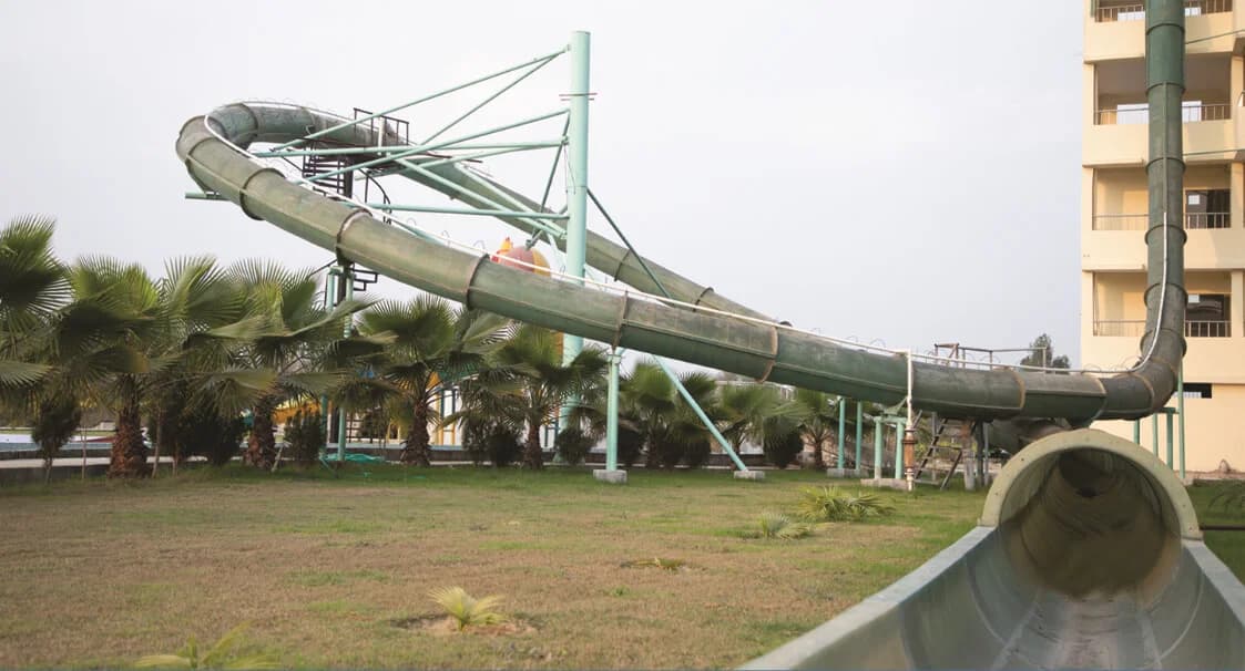 Aqua Loop - An 'O' in shape and loop kind of slide get into the trap door, plunge yourself along the giggling waters from height 60 feet and reach the pool within 07 secs of time.