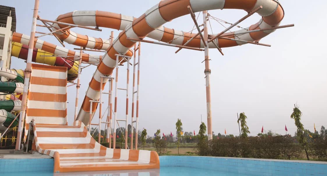 Crusader - This is a U-Shaped slide where the riders enter the slide through a float tube and they experience a free fall after which they go uphill before they exit from the back of the slide.